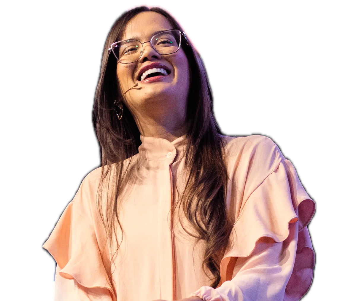 Pastora Nathália Carvalho sorrindo, de blusa rosé